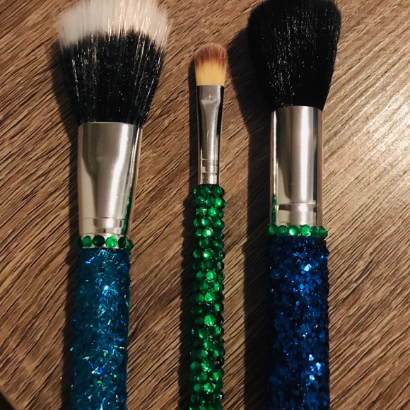 Glitter and bedazzled makeup brushes - Picture 2 of 3